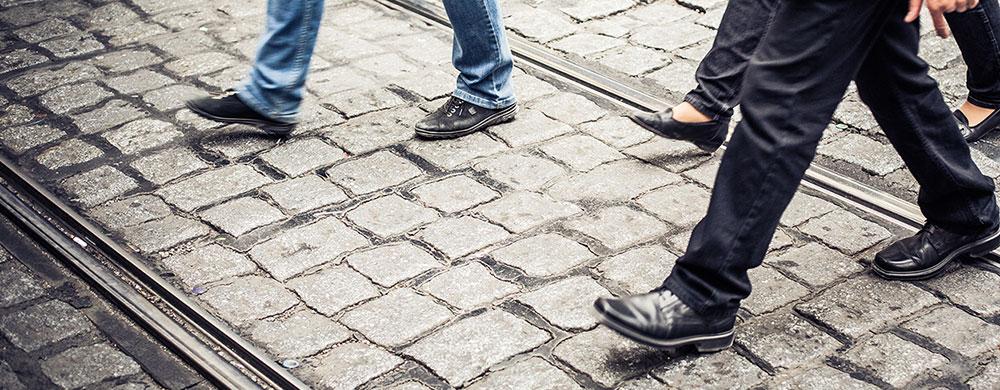 Menschen auf dem Weg zu den Anonymen Alkoholikern